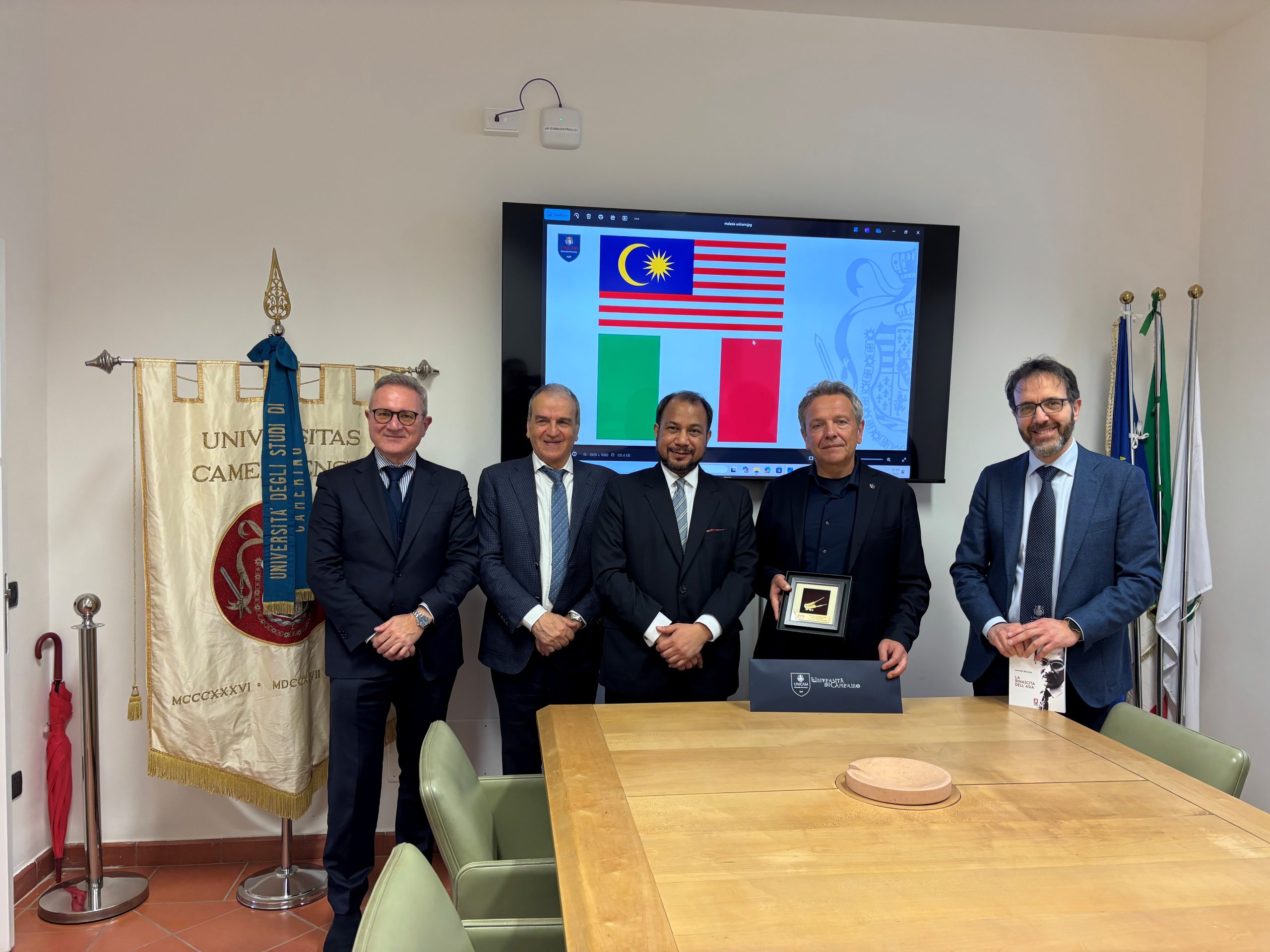 INCONTRO UNIVERSITA’ DI CAMERINO E S.E. RASTAM AMBASCIATORE DELLA MALESIA IN ITALIA.